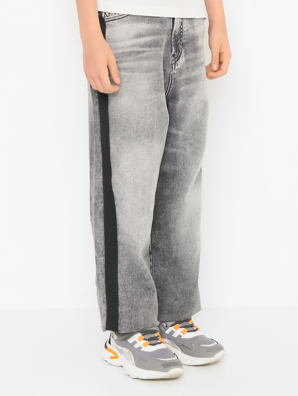 Трикотажные брюки с эффектом денима N21  –  МодельВерхНиз  – Цвет:  Серый