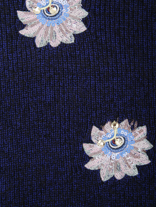 Джемпер декорированный вышивкой с кристаллами - Деталь1