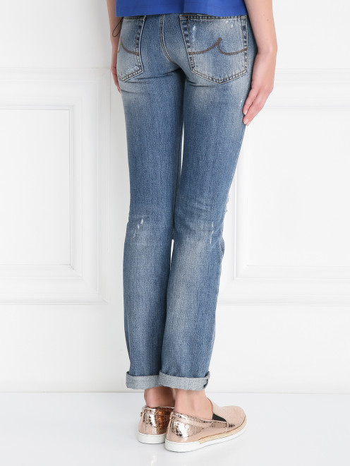 Укороченные джинсы с потертостями - Модель Верх-Низ1