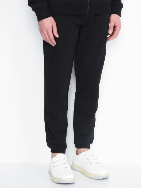 Трикотажные брюки из хлопка с контрастной отделкой  - МодельВерхНиз
