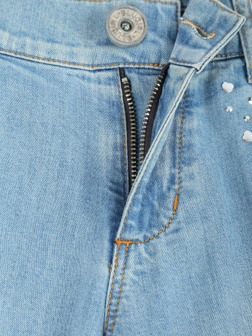 Широкие джинсы из светлого денима с декоративной отделкой  - Деталь1