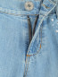 Широкие джинсы из светлого денима с декоративной отделкой Blugirl Blumarine  –  Деталь1