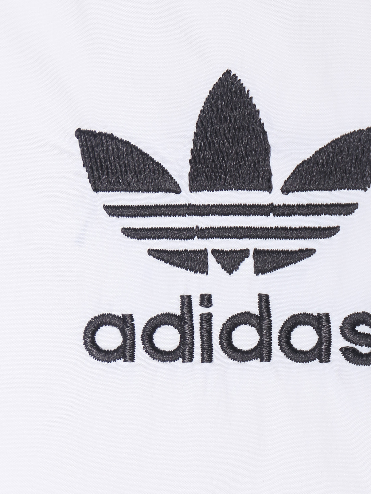 Пуховик на молнии с логотипом Adidas Originals  –  Деталь  – Цвет:  Белый