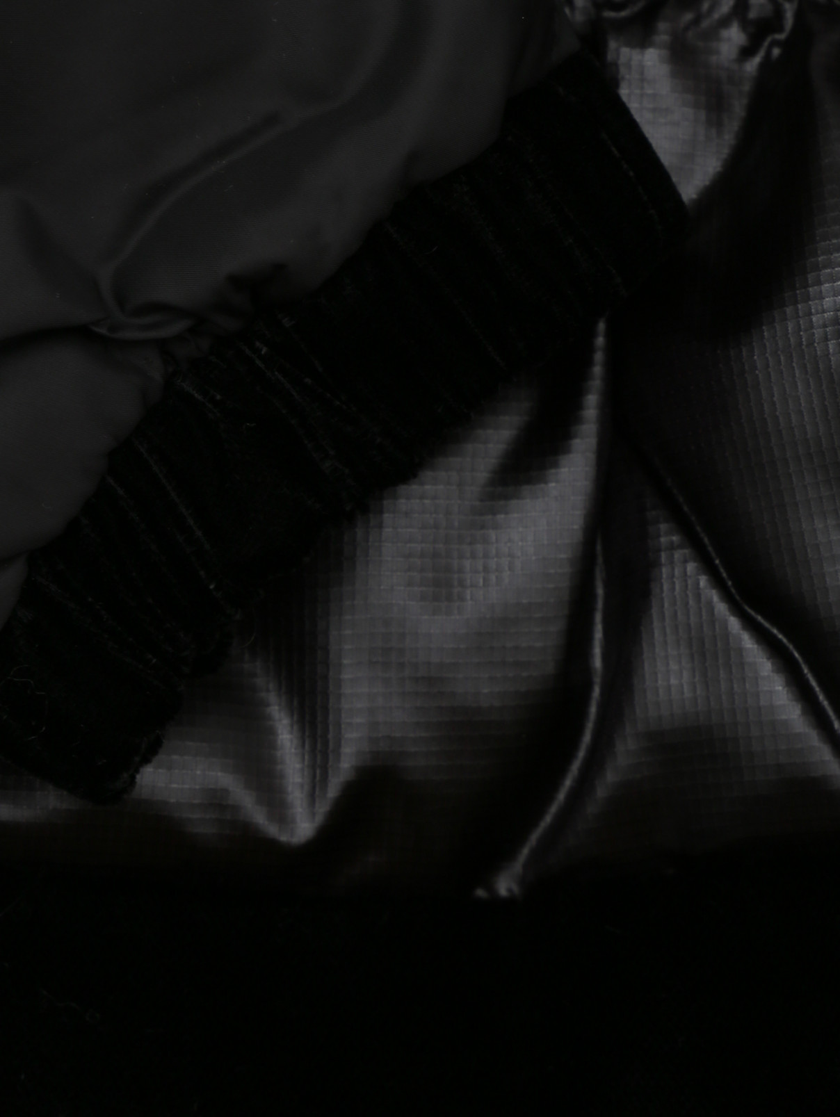 Стеганое пальто из комбинированной ткани Emporio Armani  –  Деталь1  – Цвет:  Черный