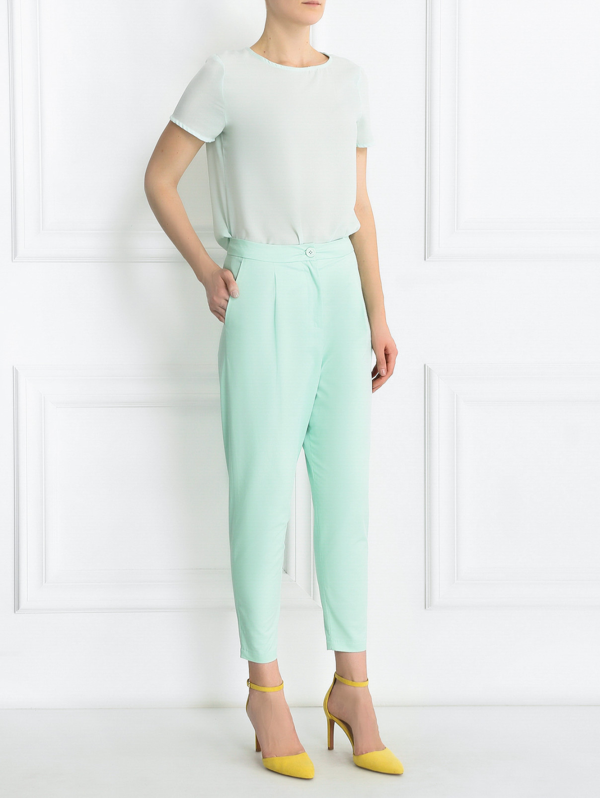 Укороченные брюки из хлопка с защипами Love Moschino  –  Модель Общий вид  – Цвет:  Зеленый