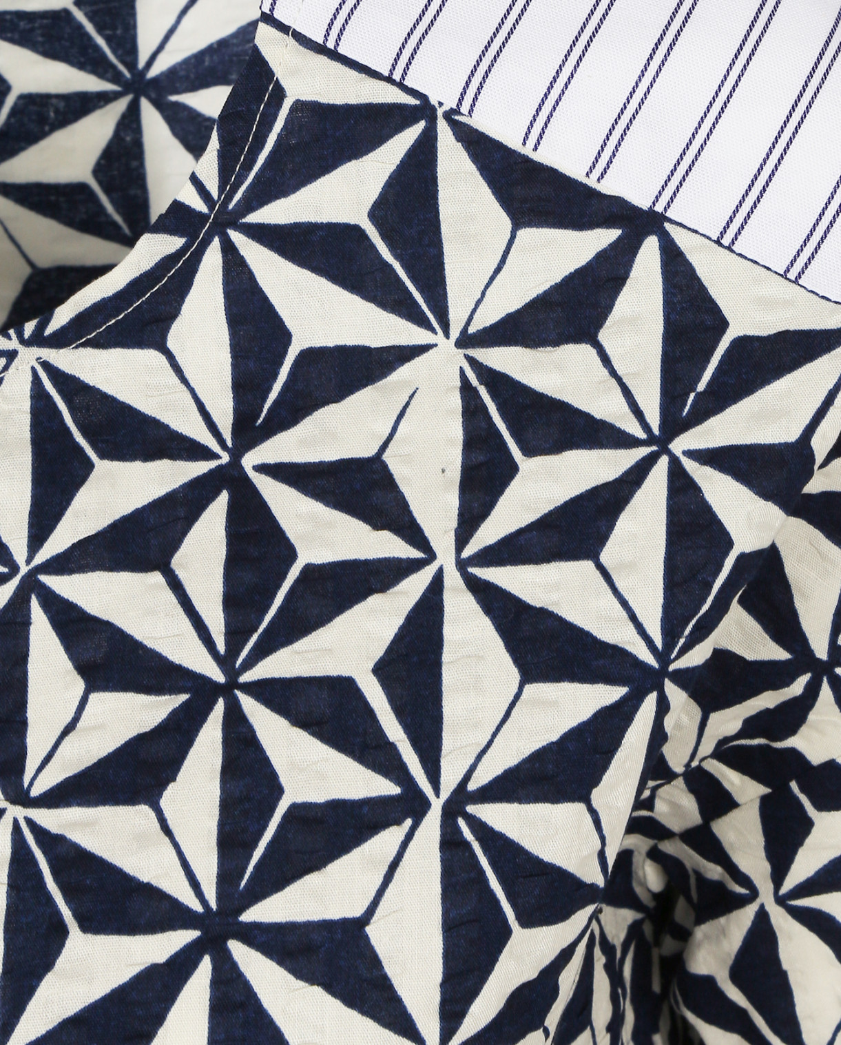 Блуза свободного фасона из хлопка с узором и контрастными вставками Chloé Stora  –  Деталь1  – Цвет:  Синий
