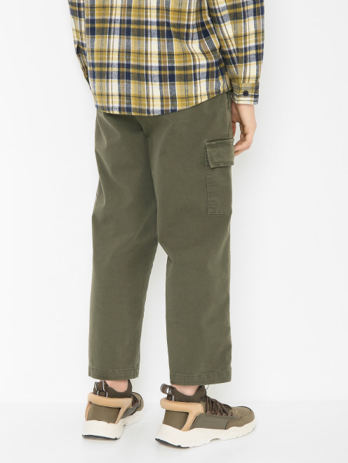 Однотонные брюки с накладными карманами - МодельВерхНиз1