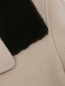 Двубортное шерстяное пальто с воротником из овчины Herno  –  Деталь