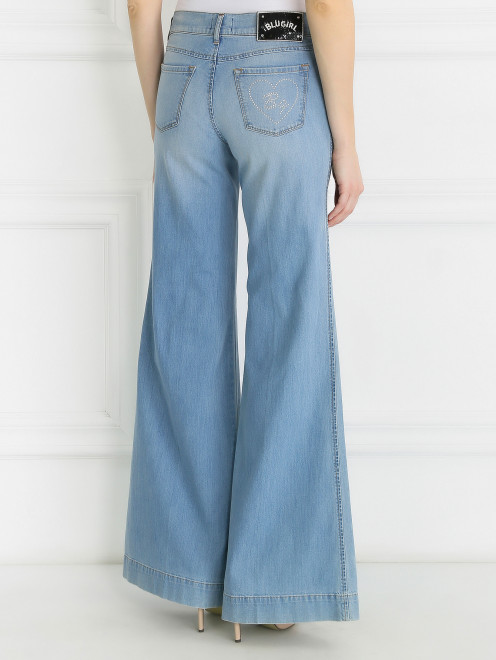 Широкие джинсы из светлого денима с декоративной отделкой  - Модель Верх-Низ2