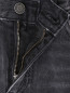 Прямые джинсы с подворотами Guess  –  Деталь