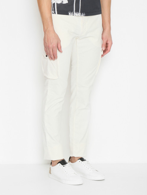 Вельветовые брюки с накладными карманами - МодельВерхНиз