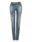 Узкие джинсы из потертого денима, декорированные кристаллами Marina Sport  –  Общий вид