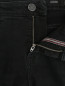 Узкие джинсы из эластичного денима с декоративной отстрочкой CLOSED  –  Деталь