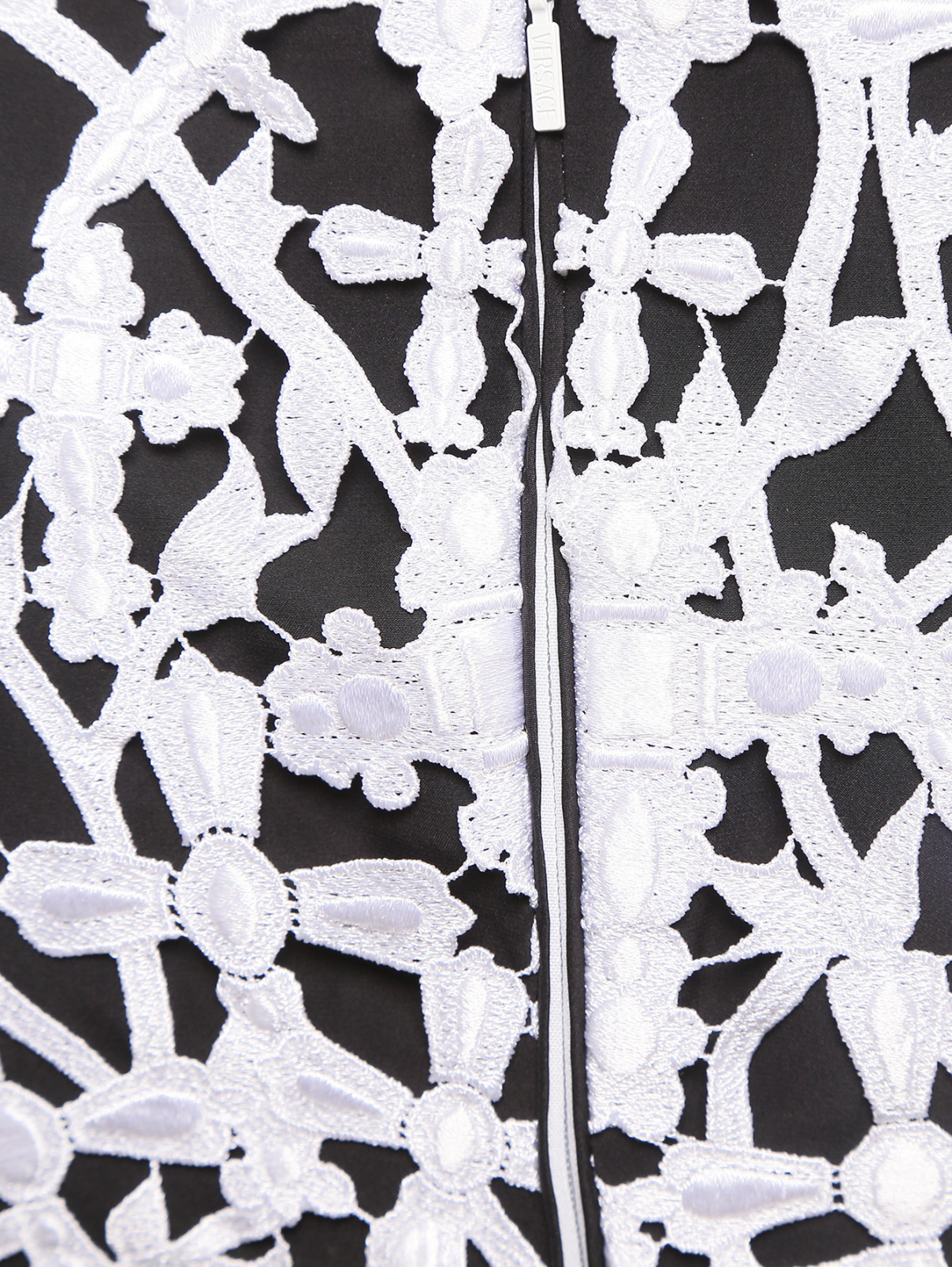 Платье-футляр с принтом из шитья Versace 1969  –  Деталь  – Цвет:  Белый