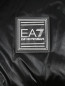 Стеганая куртка на молнии с логотипом EA 7  –  Деталь
