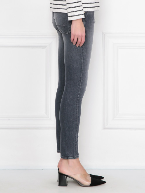 Укороченные джинсы с потертостями - МодельВерхНиз2