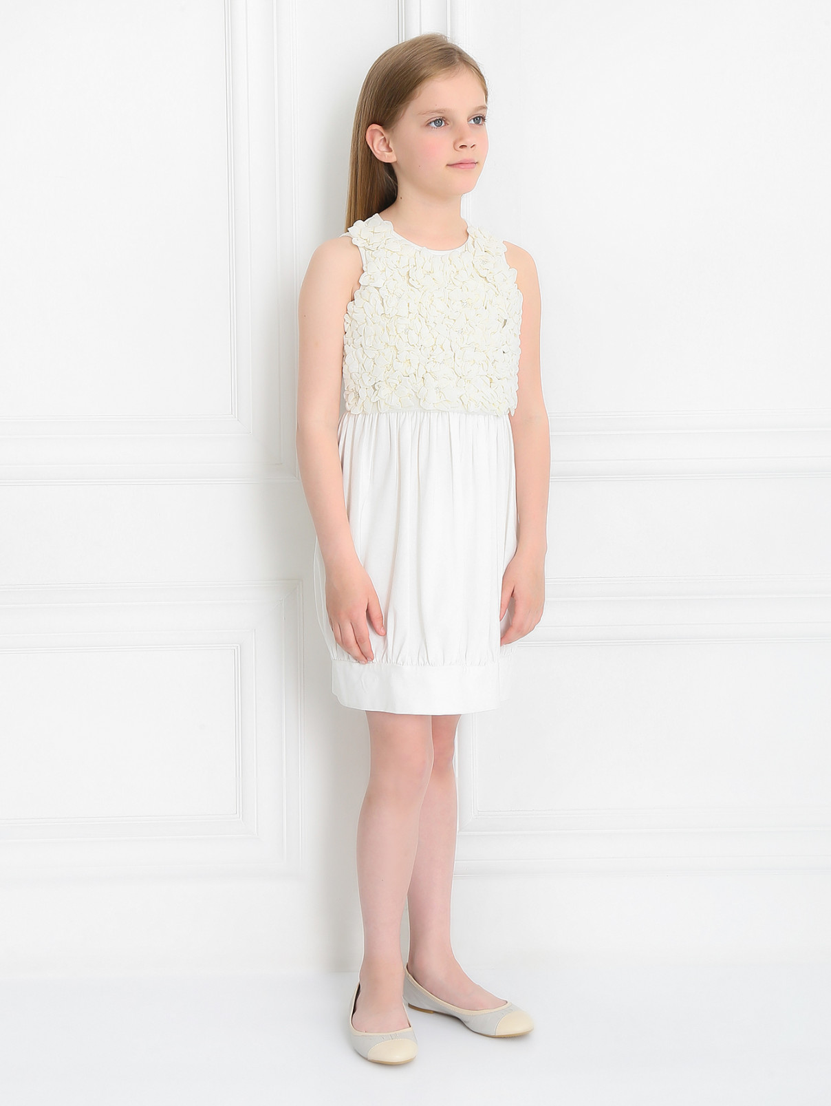 Платье из хлопка расшитое текстильными цветами и бусинами MiMiSol  –  Модель Общий вид  – Цвет:  Белый