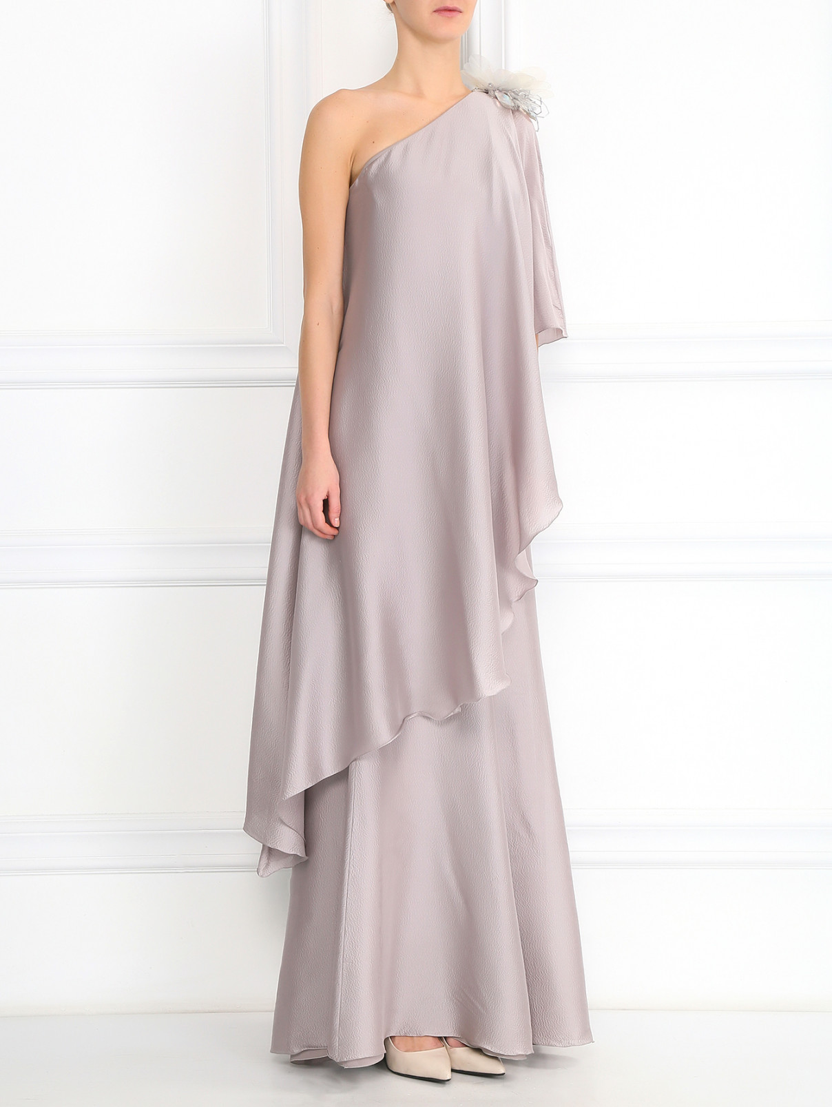 Платье-макси из шелка с декоративным цветком Andrew GN  –  Модель Общий вид  – Цвет:  Серый