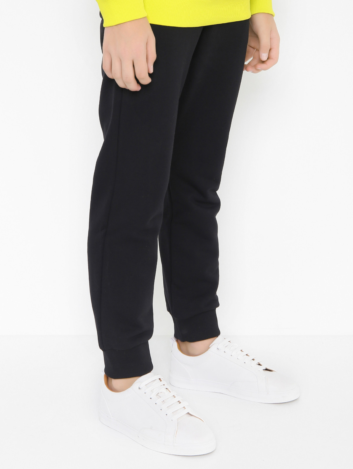 Трикотажные брюки с принтом Givenchy  –  МодельВерхНиз  – Цвет:  Черный