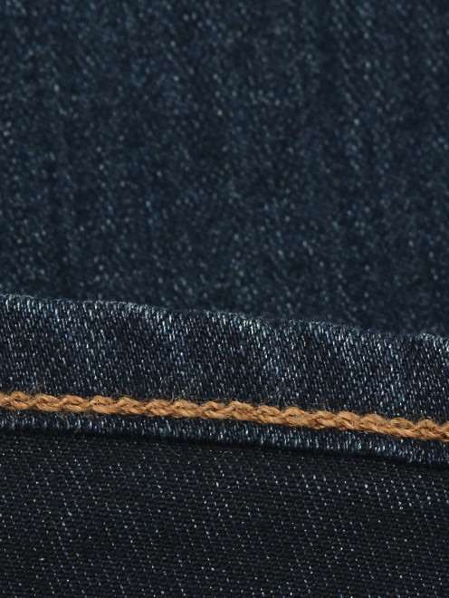 Зауженные джинсы из темного денима - Деталь2