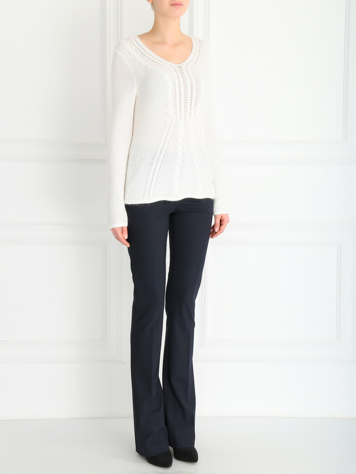 Джемпер с V-образным вырезом мелкой вязки Armani Jeans  –  Модель Общий вид  – Цвет:  Белый