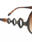 Солнцезащитные очки в пластиковой оправе с декором Emilio Pucci  –  Деталь