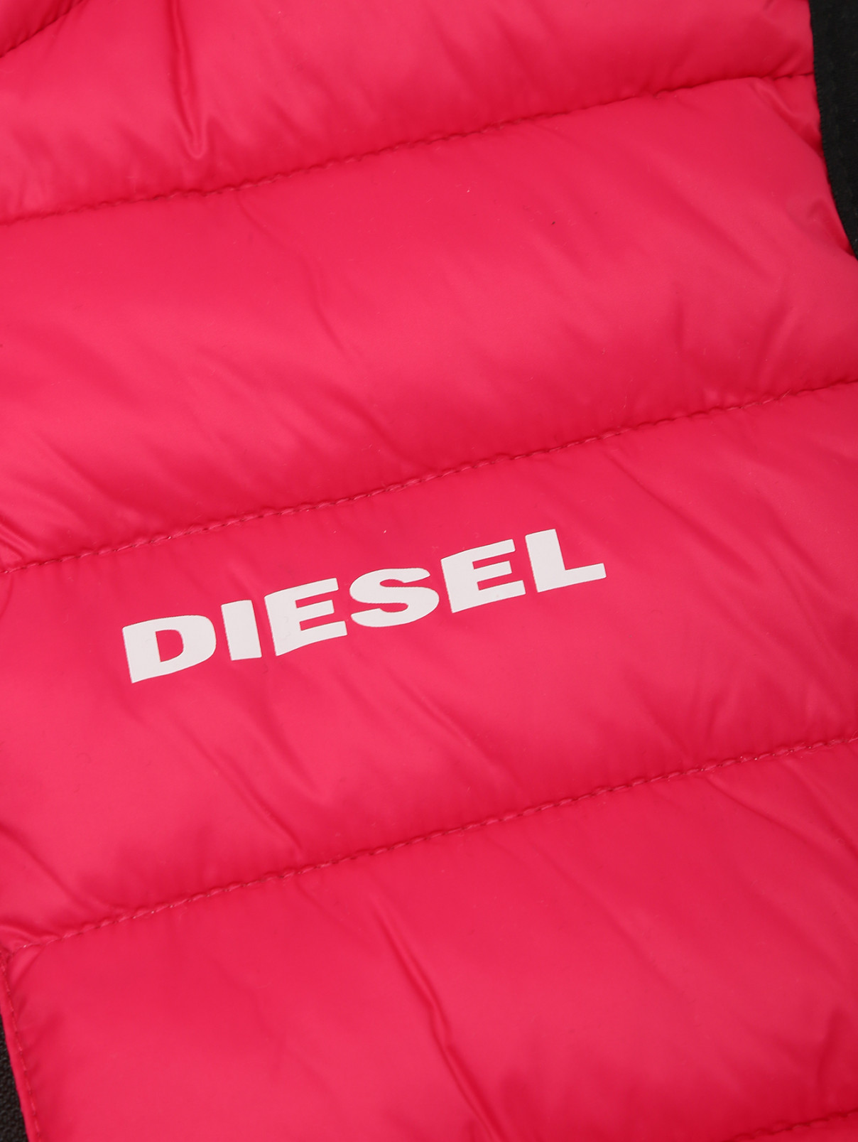 Утепленный жилет с принтом Diesel  –  Деталь  – Цвет:  Розовый