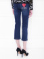 Укороченные джинсы с декором Love Moschino  –  МодельВерхНиз1
