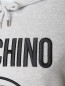 Толстовка из хлопка с вышивкой Moschino  –  Деталь