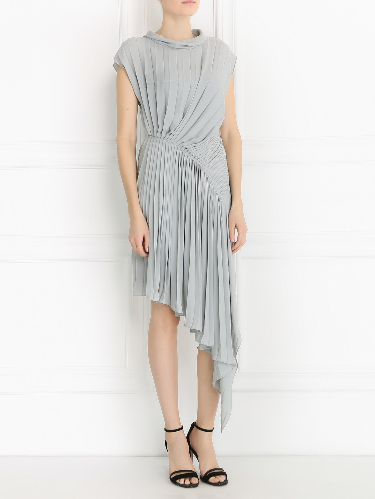 Асимметричное платье-миди с плиссировкой Maison Margiela  –  Модель Общий вид  – Цвет:  Серый