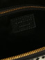Сумка с узором на коротких ручках и плечевом ремне Moschino Boutique  –  Деталь1