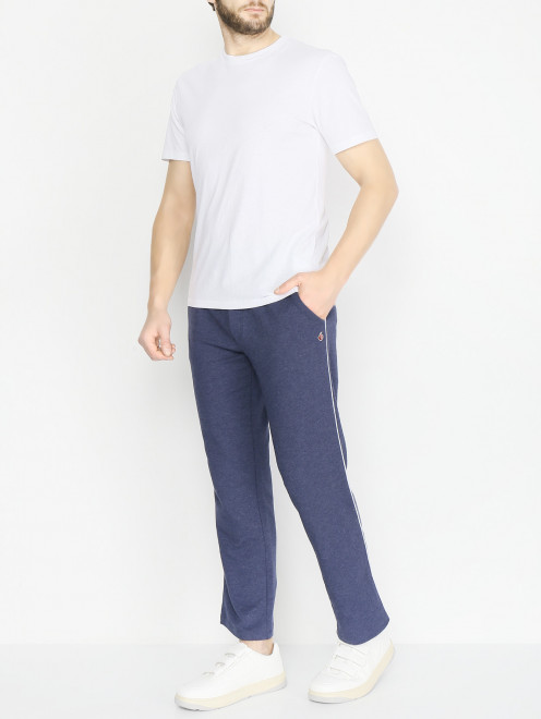 Трикотажные брюки на резинке с вышивкой - Общий вид