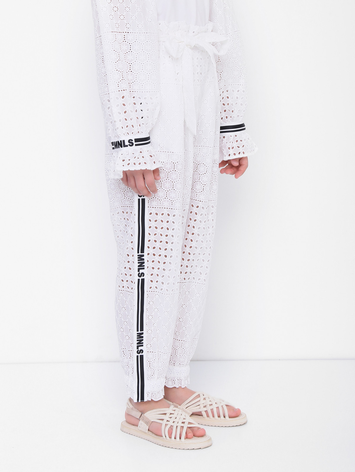 Хлопковые брюки из шитья MONNALISA  –  МодельВерхНиз  – Цвет:  Белый