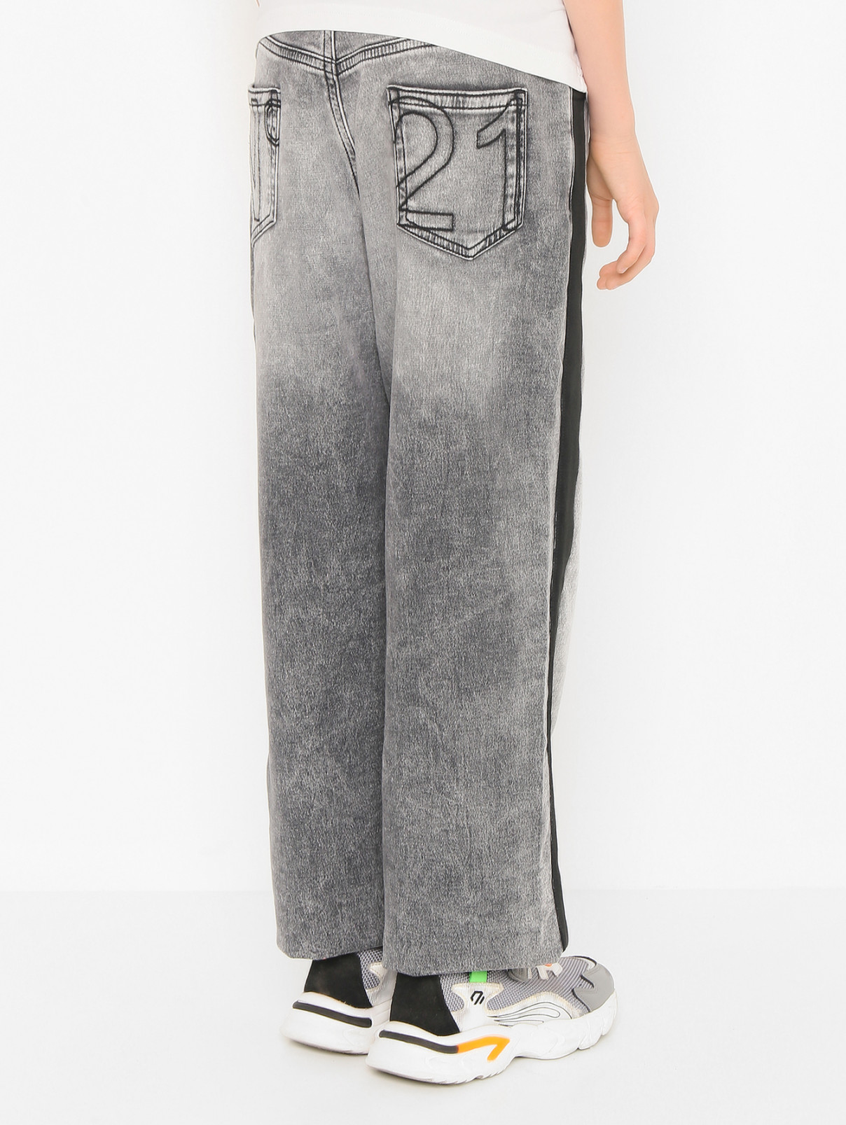 Трикотажные брюки с эффектом денима N21  –  МодельВерхНиз1  – Цвет:  Серый