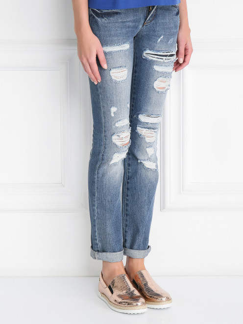 Укороченные джинсы с потертостями - Модель Верх-Низ