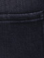 Зауженные джинсы с вышивкой Love Moschino  –  Деталь