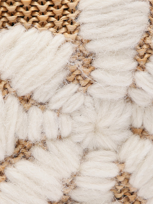 Плетеная сумка-ведро декорированная вышивкой - Деталь