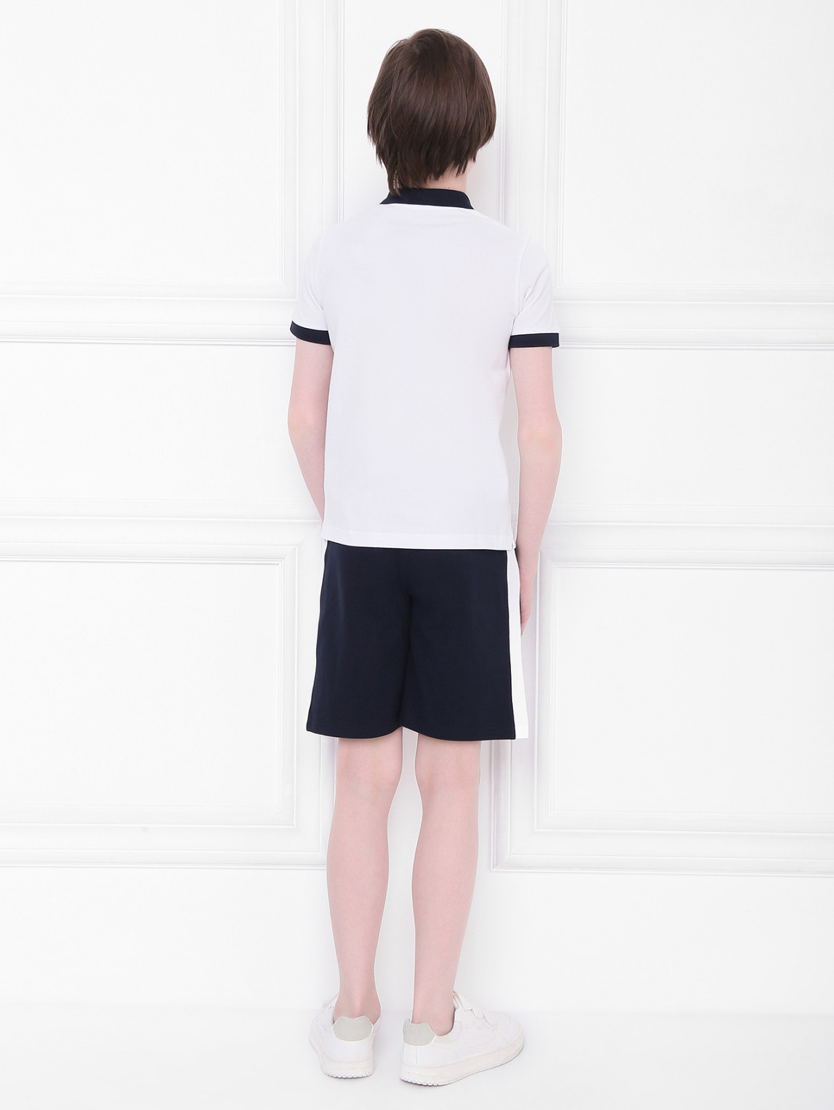 Костюм из хлопка, поло и шорты Moncler  –  МодельОбщийВид2  – Цвет:  Белый