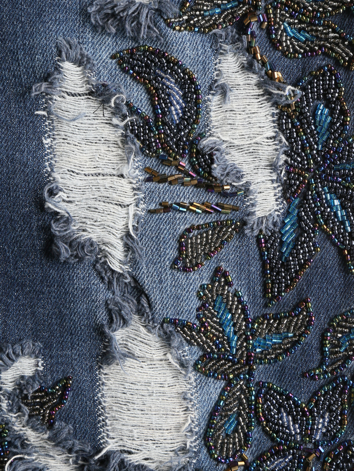 Укороченные джинсы с потертостями и вышивкой из бисера MAD Almadal  –  Деталь  – Цвет:  Синий