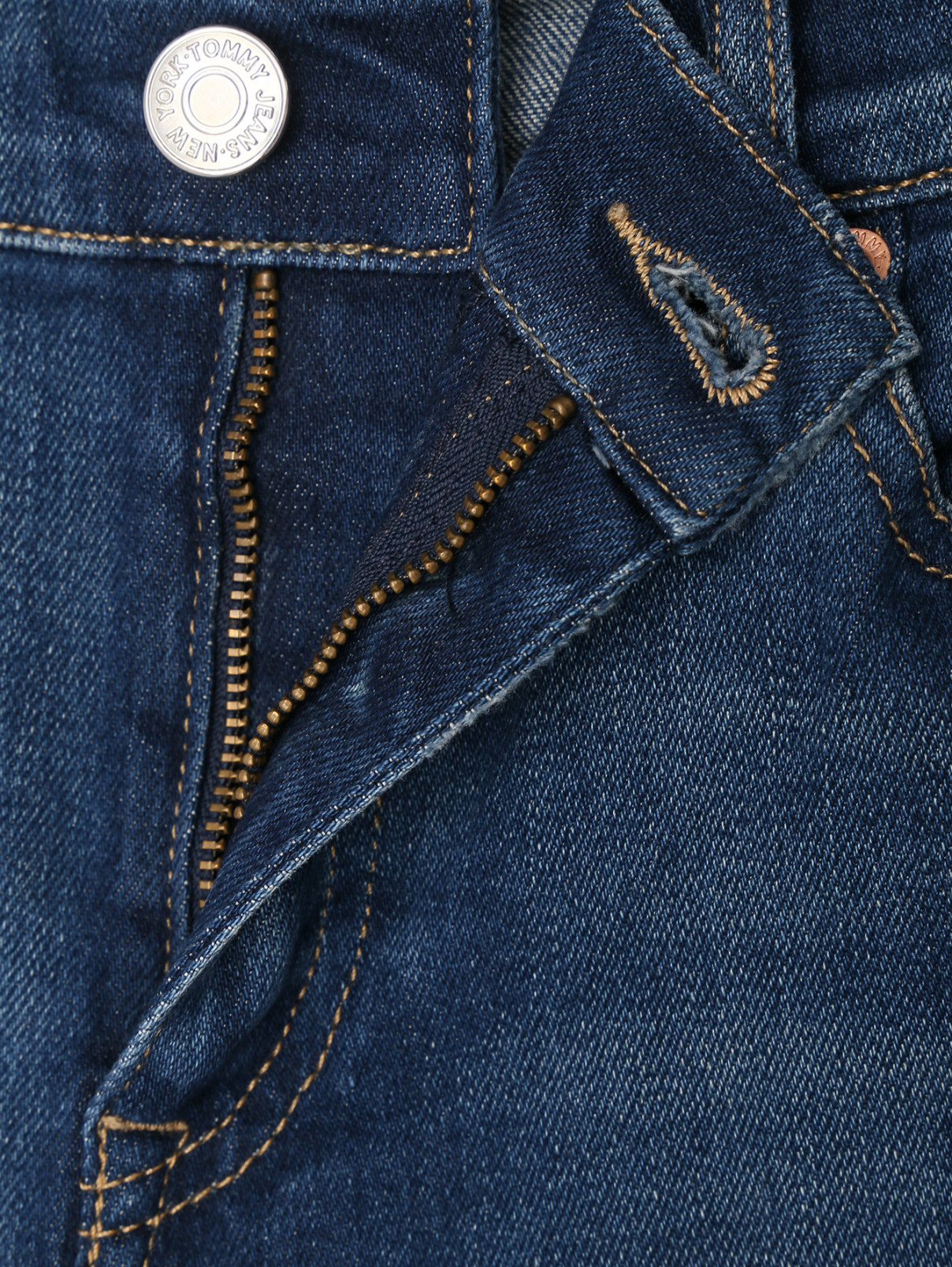 Джинсы зауженного кроя с потертостями и бахромой Tommy Jeans  –  Деталь1  – Цвет:  Синий