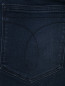 Зауженные джинсы из смешанного хлопка Calvin Klein  –  Деталь