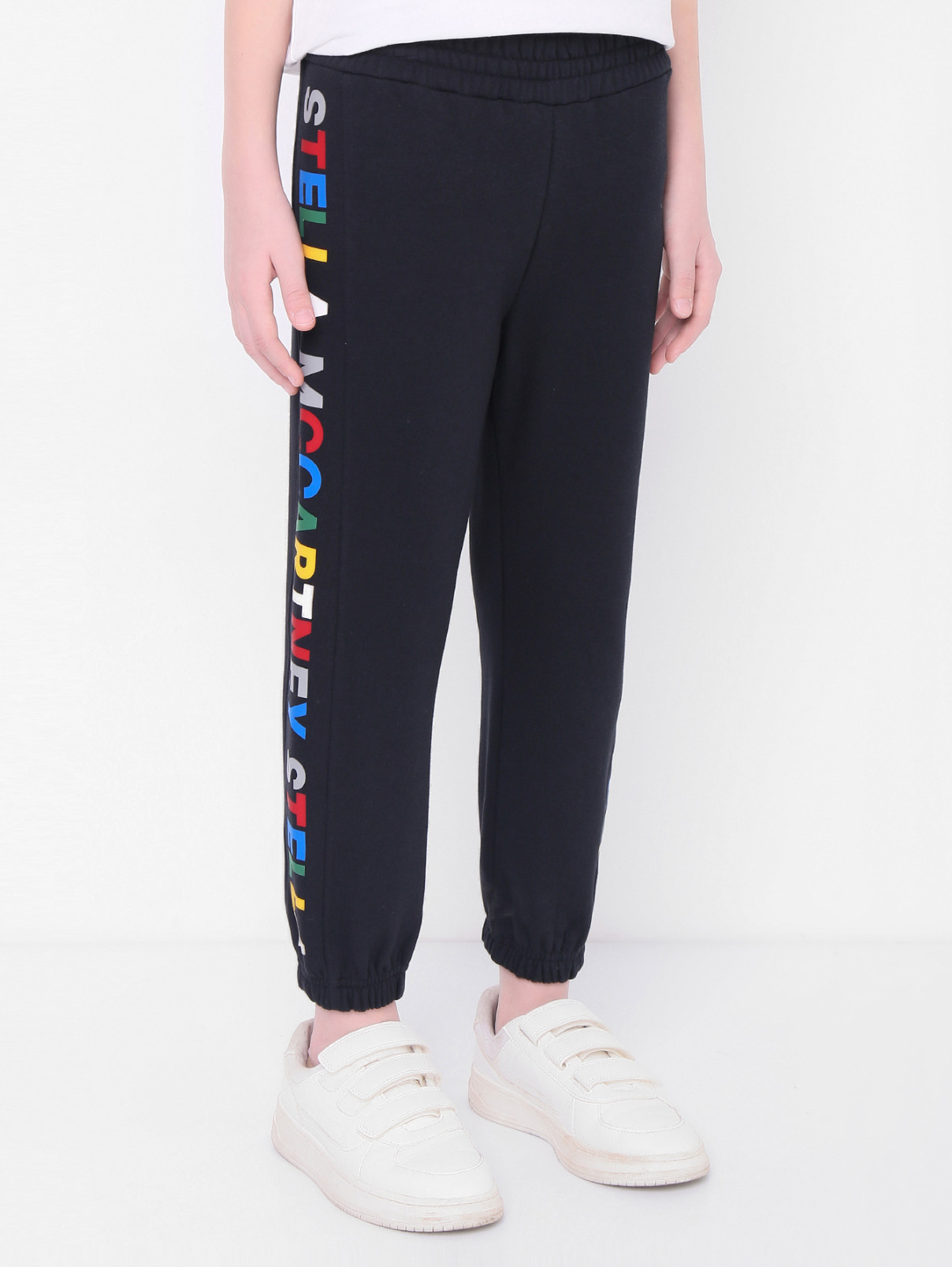 Трикотажные брюки с логотипом Stella McCartney kids  –  МодельВерхНиз  – Цвет:  Черный