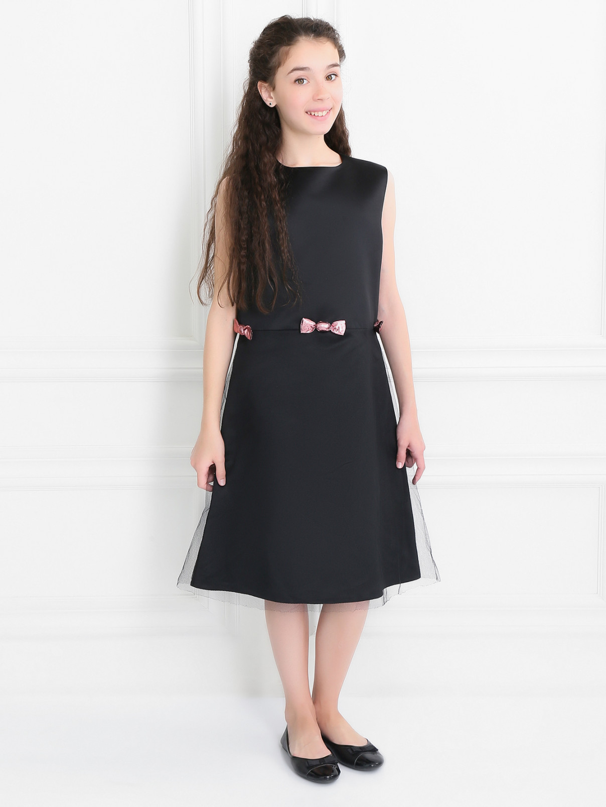 Платье-футляр из шелковистого материала с бантиками Suzanne Ermann  –  Модель Общий вид  – Цвет:  Черный