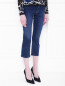 Укороченные джинсы с декором Love Moschino  –  МодельВерхНиз