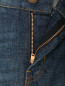 Зауженные джинсы с принтом Guess  –  Деталь