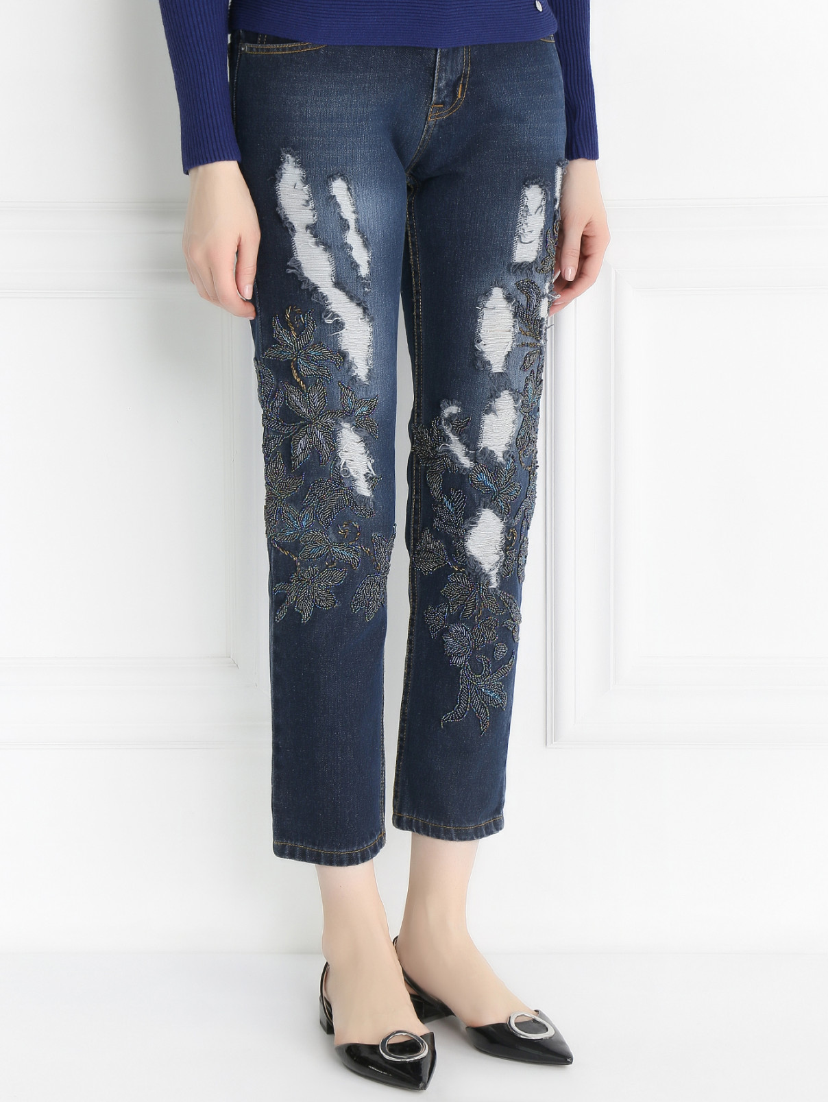 Укороченные джинсы с потертостями и вышивкой из бисера MAD Almadal  –  Модель Верх-Низ  – Цвет:  Синий