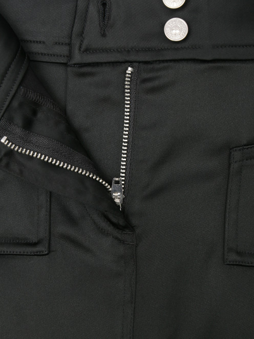 Атласная юбка с разрезами и накладными карманами - Деталь1
