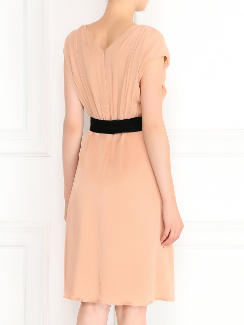 Платье с шелковой драпировкой и контрастным поясом - Модель Верх-Низ1