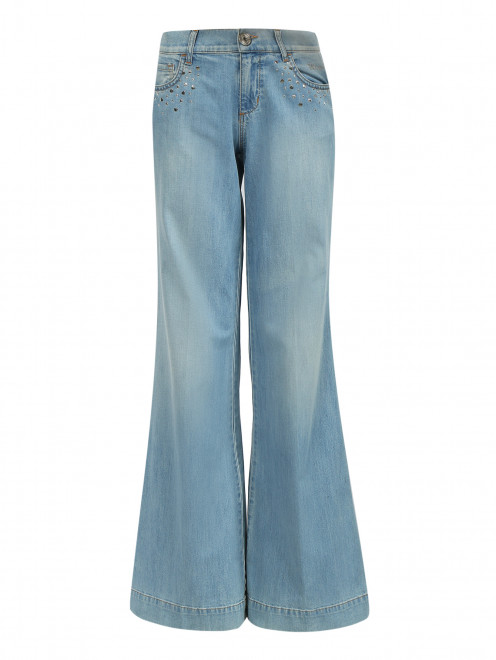 Широкие джинсы из светлого денима с декоративной отделкой  - Общий вид