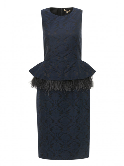 Платье-футляр с баской, декорированное перьями - Общий вид